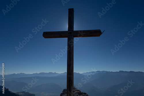 silueta de cruz en la sierra