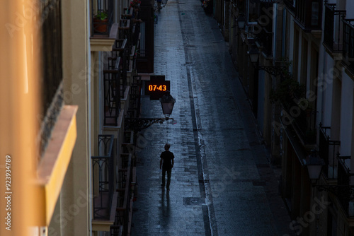 persona sola en la calle