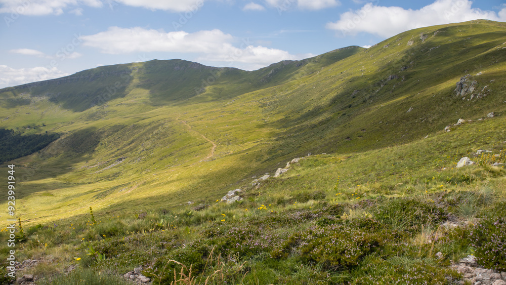 Fototapeta premium montée sur le Plomb du Cantal sur le sentier de la tombe du Père avec vue sur le col de la Pourtoune