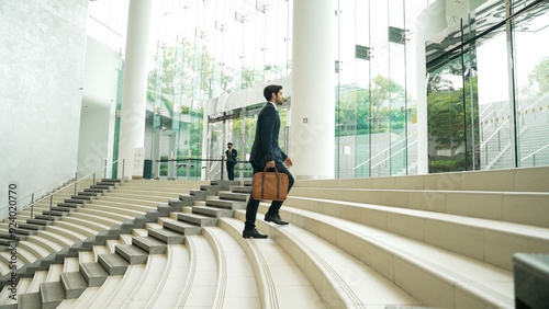 Foto Professional business man going up the stairs
