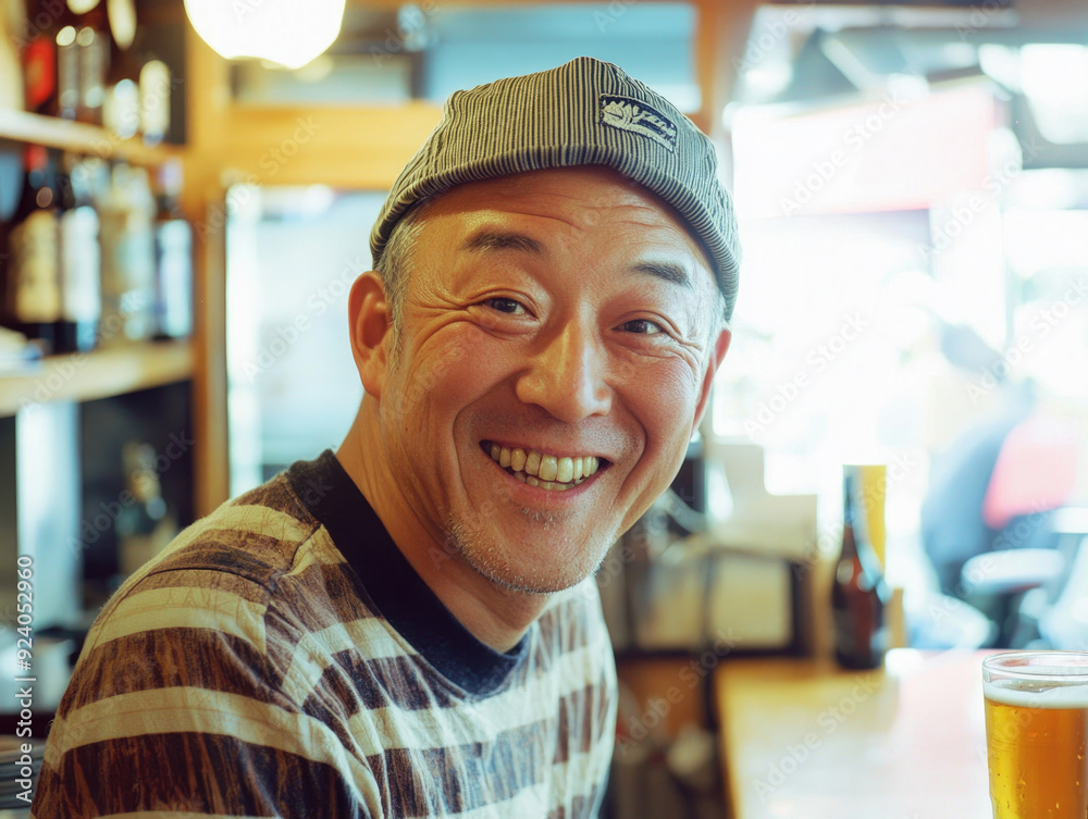 男, 男性, 笑顔, 休日, お酒, ビール, 居酒屋, ビールを飲む男性, 酔う, 幸福, Man, male, smiling, holiday, drinking, beer, tavern, man drinking beer, drunk, happy 男, 男性, 笑顔, 休日, お酒, ビール, 居酒屋, ビールを飲む男性, 酔う, 幸福, Man, male, smiling, holiday, drinking, beer, tavern, man drinking beer, drunk, happy