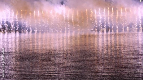 水上の花火(ナイアガラ花火)【みなもに美しい】爽やかななイメージ映像にも最適です
＜少し拡大の映像＞