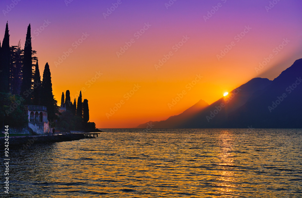 Εκτύπωση καμβά View of the beautiful Lake Garda surrounded by mountains, Scenic view of sunset