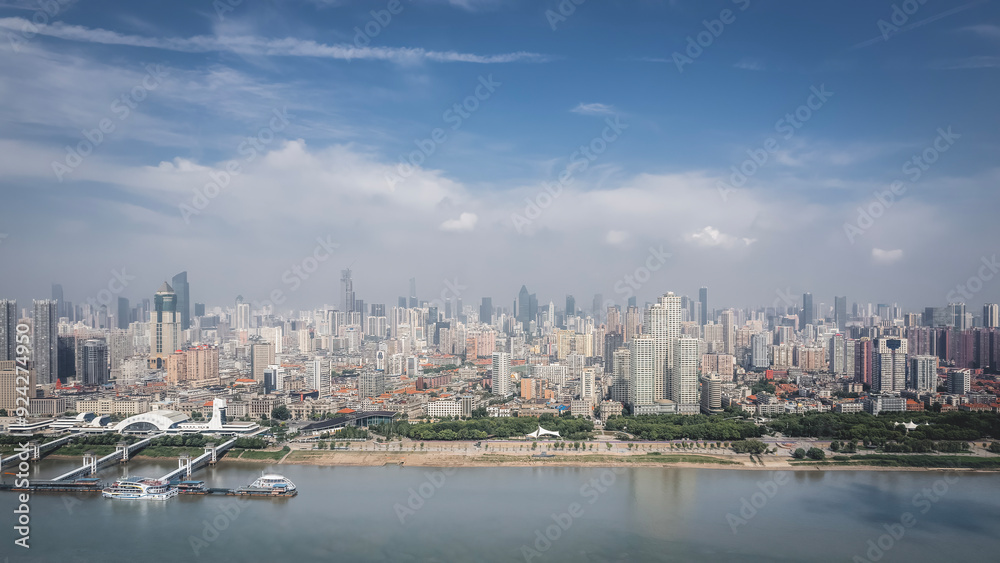 Obraz premium Panoramic Aerial View of a Vibrant Urban Skyline by the River