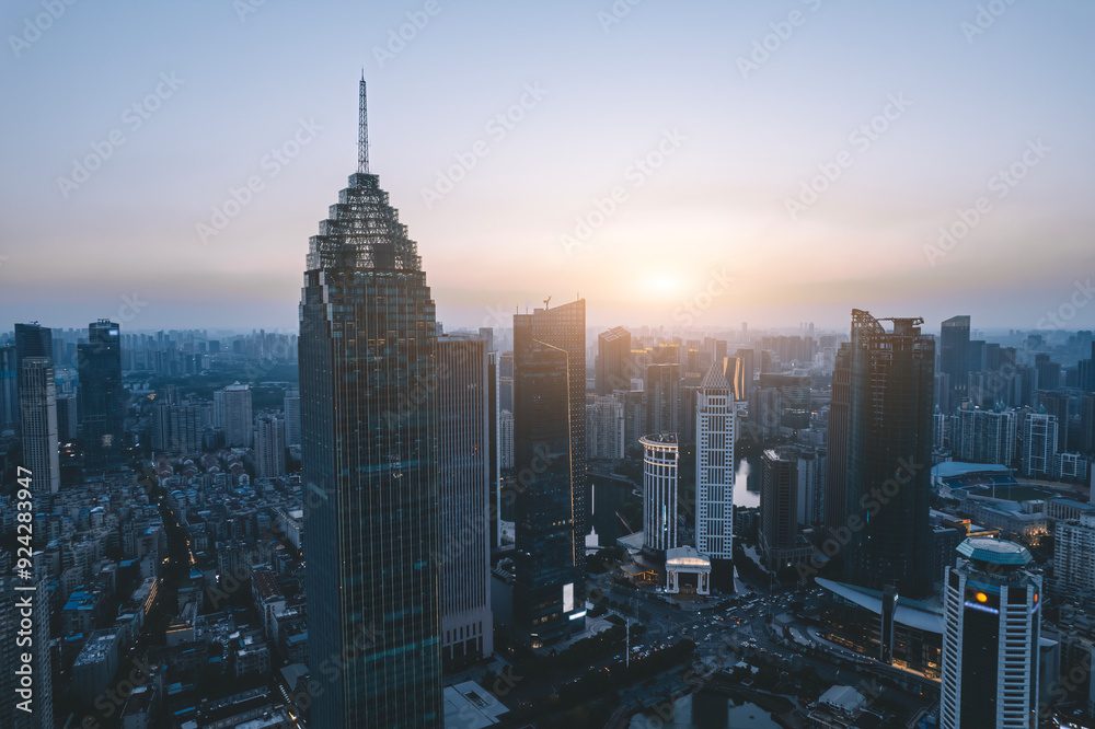 Naklejka premium Captivating Urban Sunset Over a Skyline, Showcasing Architectural Marvels