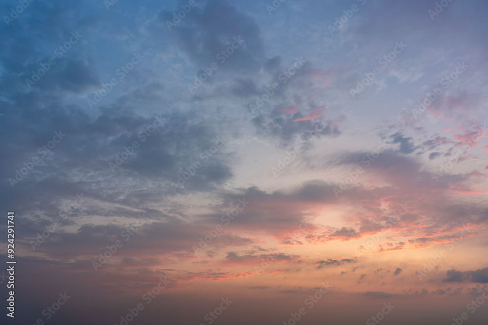 Fototapeta premium Serene Sunset Skies: A Beautiful Transition from Day to Night