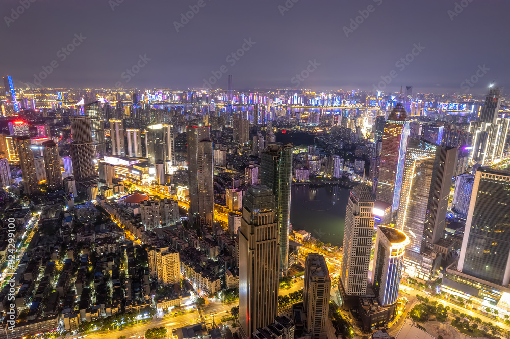 Obraz premium Stunning Night Cityscape with Vibrant Lights and Skyscrapers