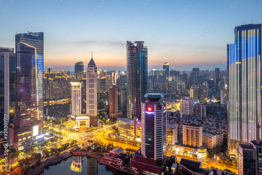 Fototapeta premium Stunning Aerial View of a Vibrant City Skyline at Sunset