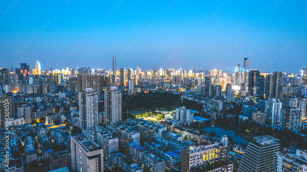 Fototapeta premium Stunning Night Cityscape Revealing Urban Life and Vibrant City Lights