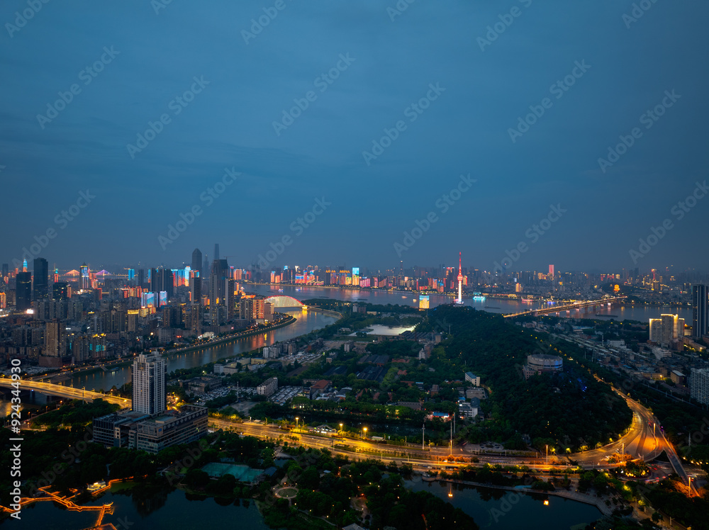 Fototapeta premium Skyline view of Wuhan City landmark