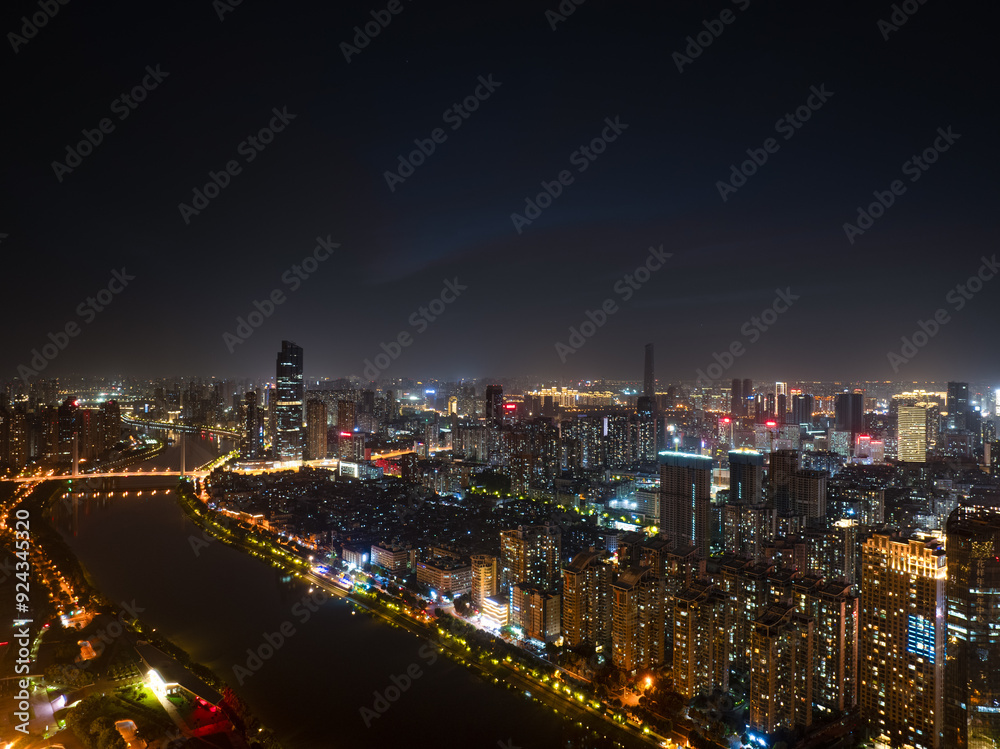 Fototapeta premium Skyline view of Wuhan City landmark