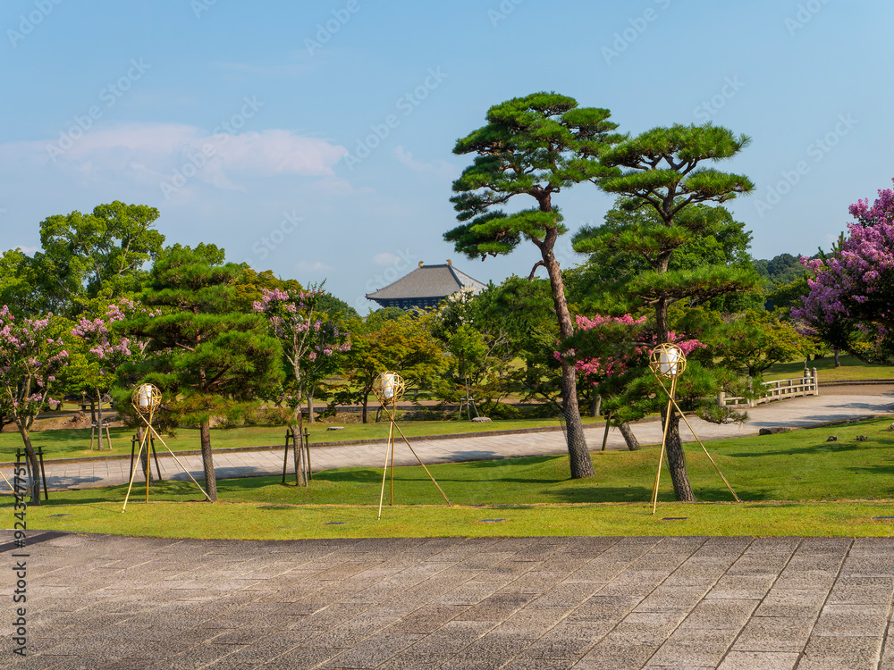 Obraz premium 百日紅の花が咲く真夏の奈良公園
