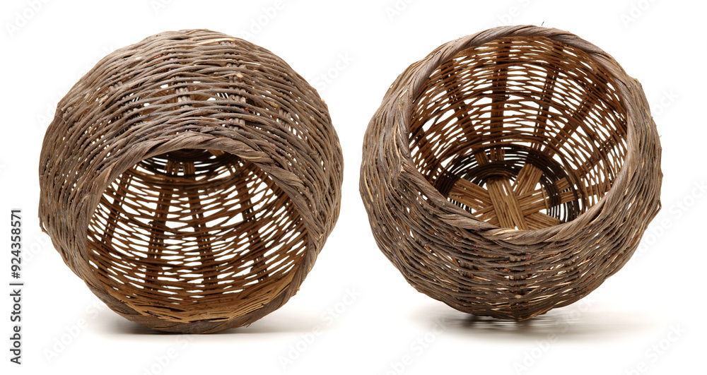 Fototapeta premium empty basket on white background 