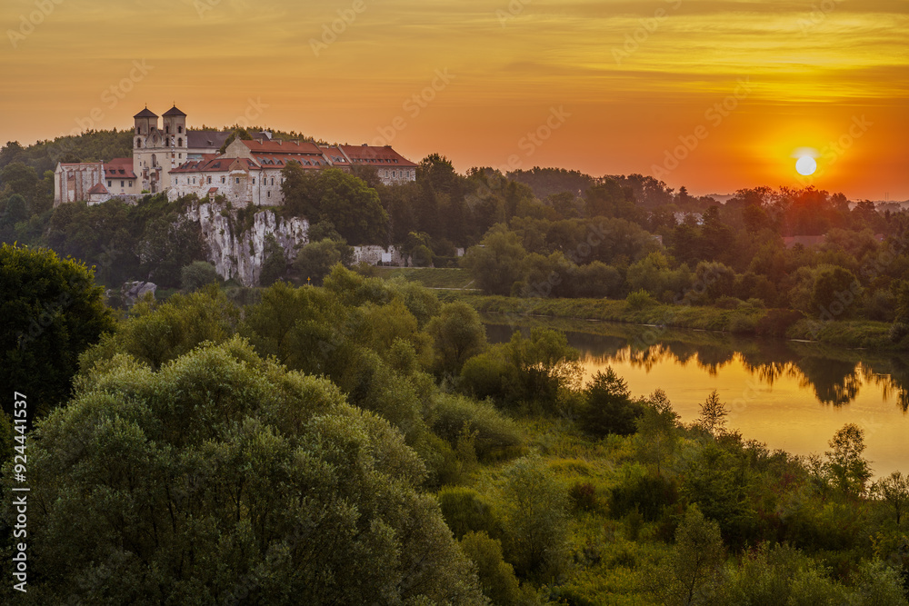 Wschód słońca nad klasztorem Benedyktynów w Tyńcu