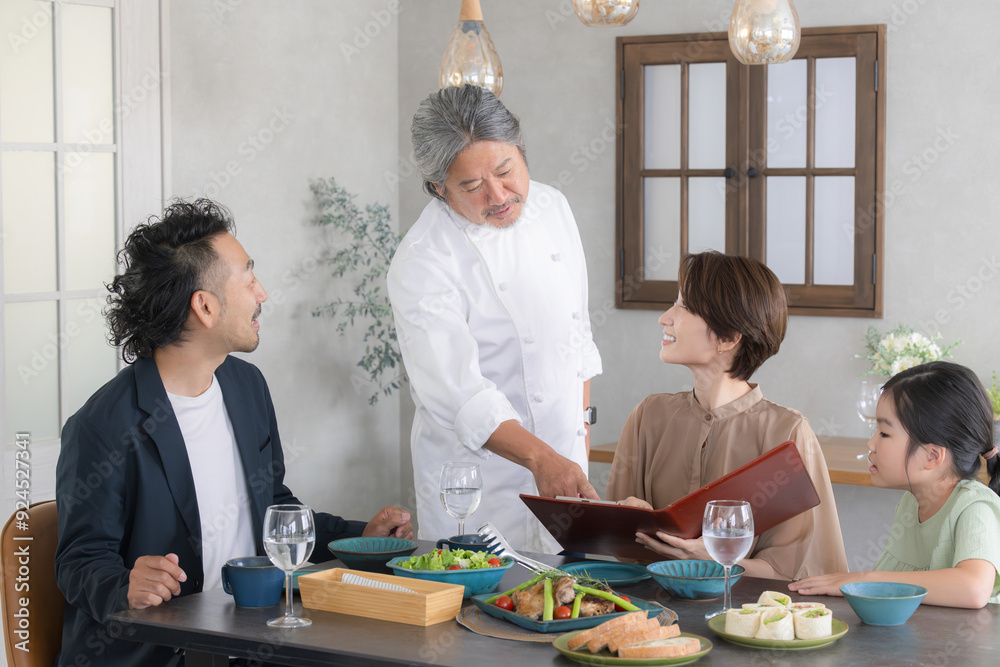 家族でのレストラン 家族に説明するシェフ 家族でのレストラン 家族に説明するシェフ