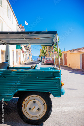 Tableau sur toile Vieille voiture Méhari dans les rues de Cargèse, Corse, France