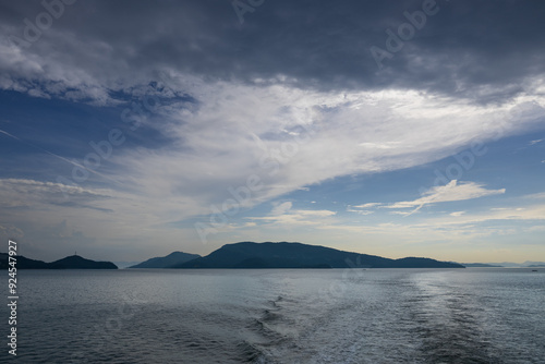 夕暮れの島を後にする航海