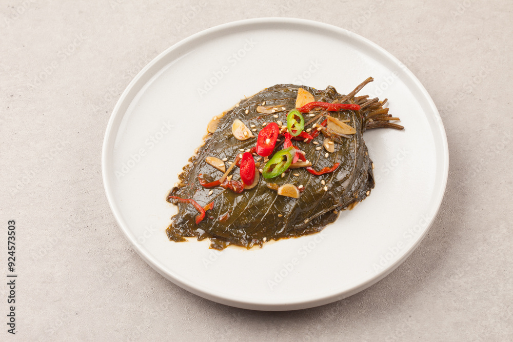 A side dish made by seasoning and simmering perilla leaves with soy sauce. A side dish made by seasoning and simmering perilla leaves with soy sauce.