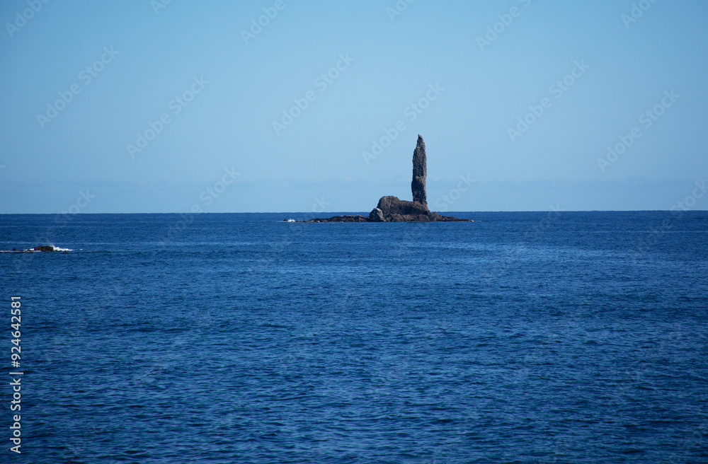 Fototapeta premium ローソク岩 積丹半島｜45mを超える高さの奇岩は真っ直ぐに立つローソクのようです 