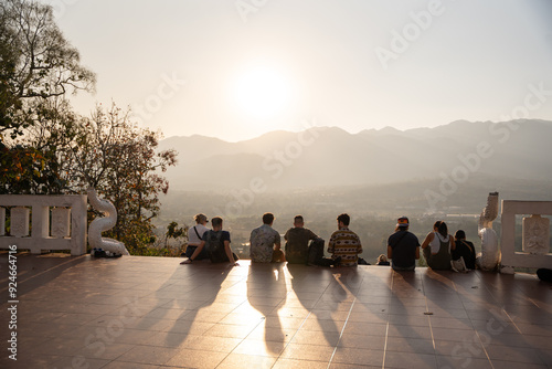 Grupo de amigos en un mirador de Tailandia