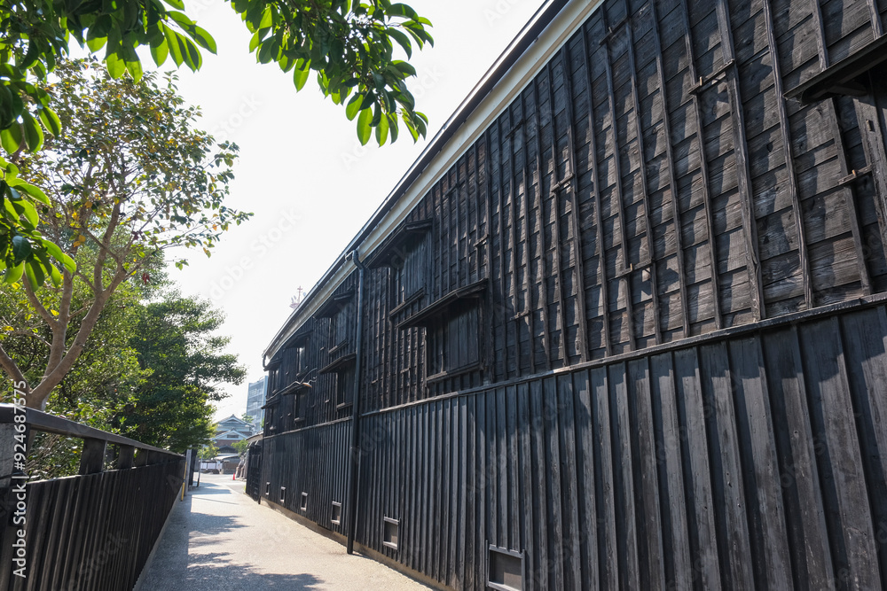 歴史を感じる黒壁の木造建築物 歴史を感じる黒壁の木造建築物