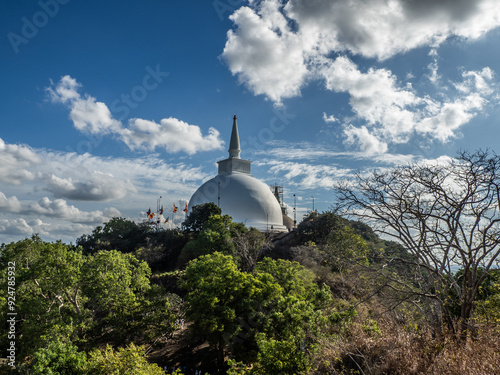  Ruwanwelisaya Stupa in Anuradhapura, Sri Lanka