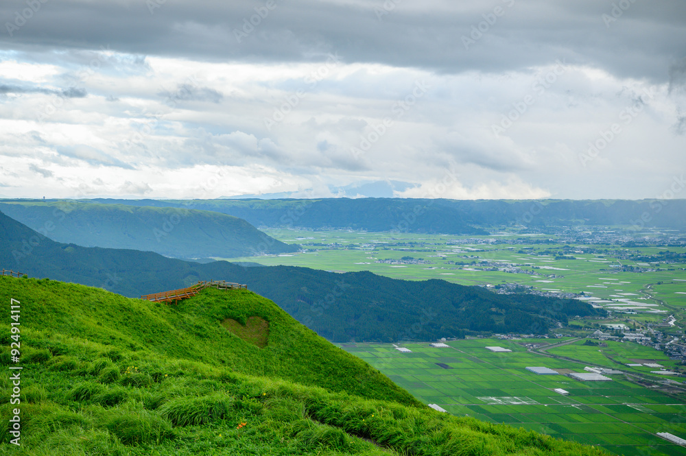 Fototapeta premium 曇天の阿蘇