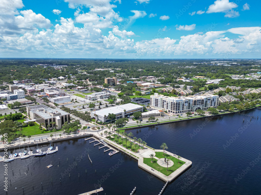 Obraz premium Aerial view of downtown Sanford and riverfront Park just north of Orlando, Florida. 