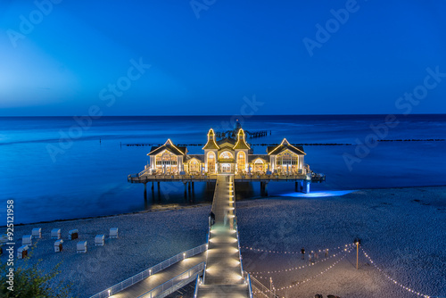 Obraz na płótnie Blue Hour at the Baltic Sea in Sellin Rügen w salonie