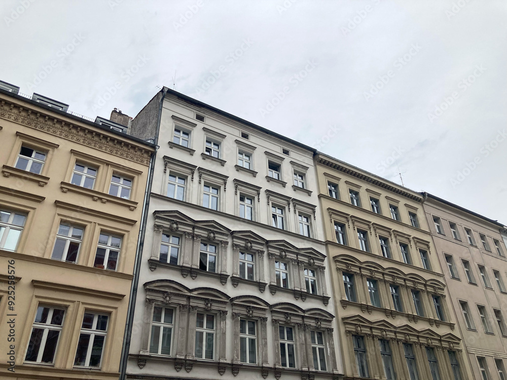 Sanierte Altbaufassaden in Berlin-Mitte und Berlin-Pankow, Deutschland