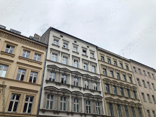 Obraz na płótnie Sanierte Altbaufassaden in Berlin-Mitte und Berlin-Pankow, Deutschland w salonie
