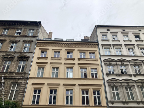 Obraz na płótnie Sanierte Altbaufassaden in Berlin-Mitte und Berlin-Pankow, Deutschland w salonie