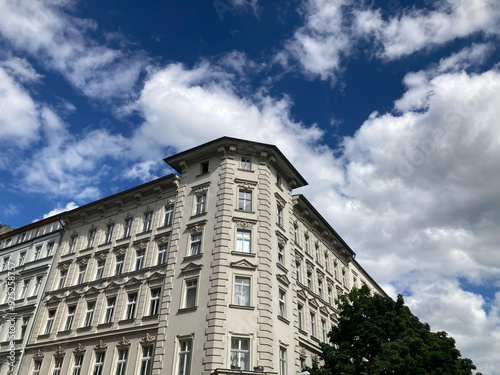 Obraz na płótnie Sanierte Altbaufassaden in Berlin-Mitte und Berlin-Pankow, Deutschland w salonie