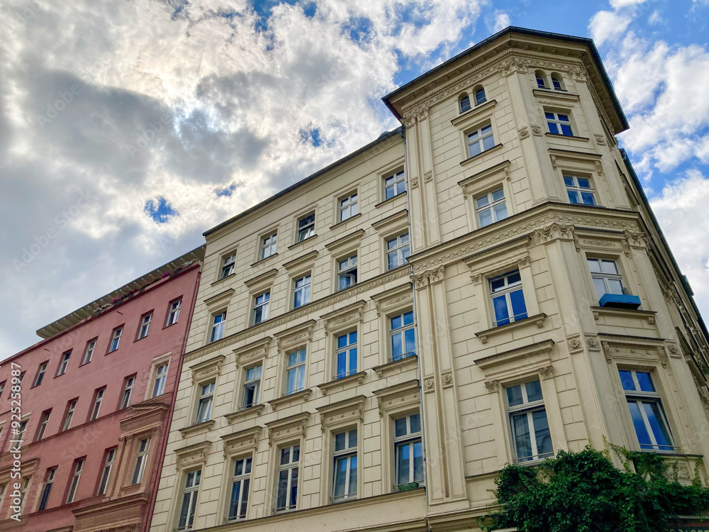 Sanierte Altbaufassaden in Berlin-Mitte und Berlin-Pankow, Deutschland