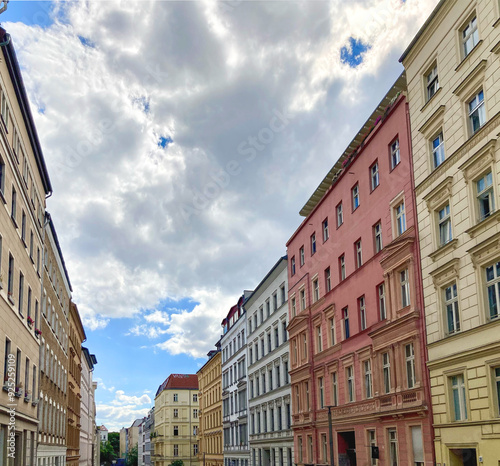 Obraz na płótnie Sanierte Altbaufassaden in Berlin-Mitte und Berlin-Pankow, Deutschland w salonie