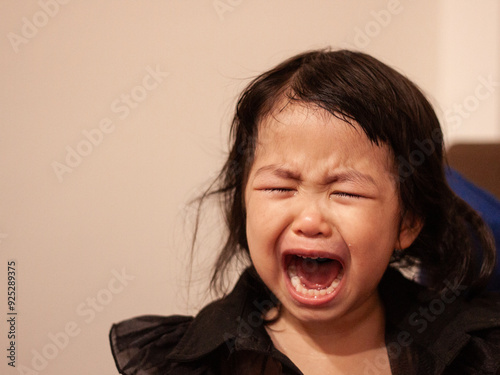Fotografía Crying asian toddler expressing strong emotions indoors