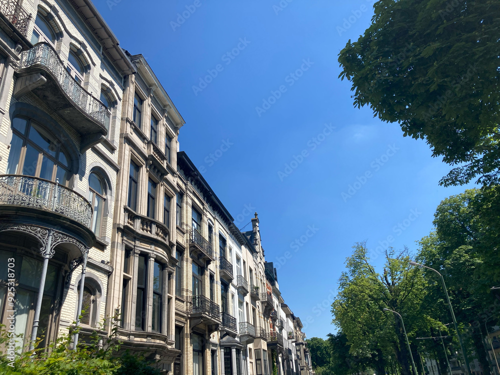Prachtvolle Altbaufassaden einer begrünte Straße in Ixelles, Brüssel, Belgien