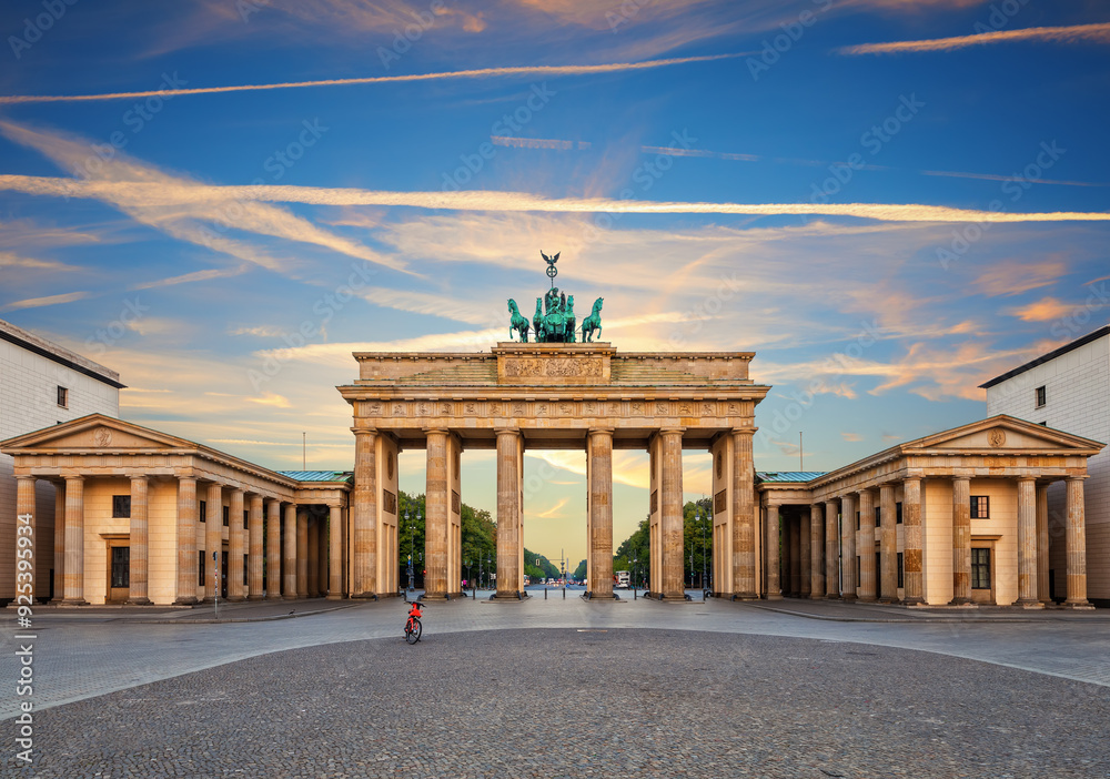 Obraz premium Brandenburg Gate or Brandenburger Tor at sunset, Berlin, Germany