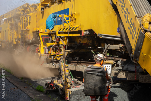 Quadro su tela Baumaschine ersetzt den Schotter am Gleis