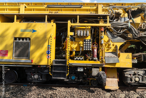 Baumaschine ersetzt den Schotter am Gleis photo