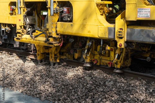 Baumaschine ersetzt den Schotter am Gleis photo