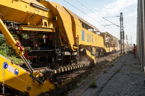 Baumaschine ersetzt den Schotter am Gleis photo