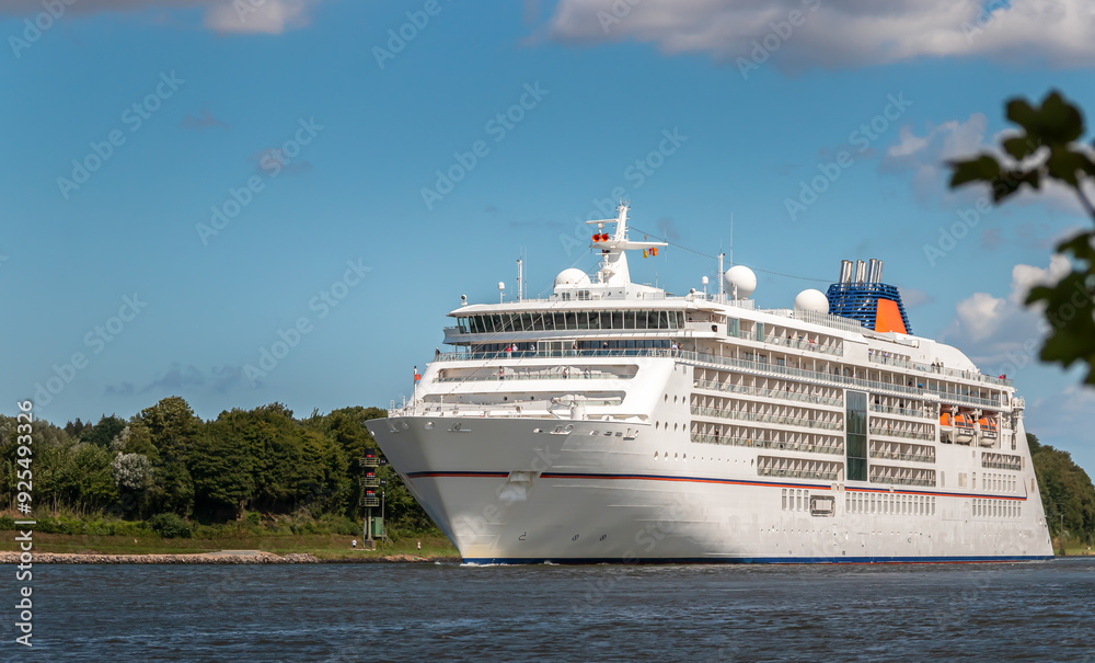 Großes Kreuzfahrtschiff auf dem Nord-Ostsee-Kanal an einem Sommertag Großes Kreuzfahrtschiff auf dem Nord-Ostsee-Kanal an einem Sommertag