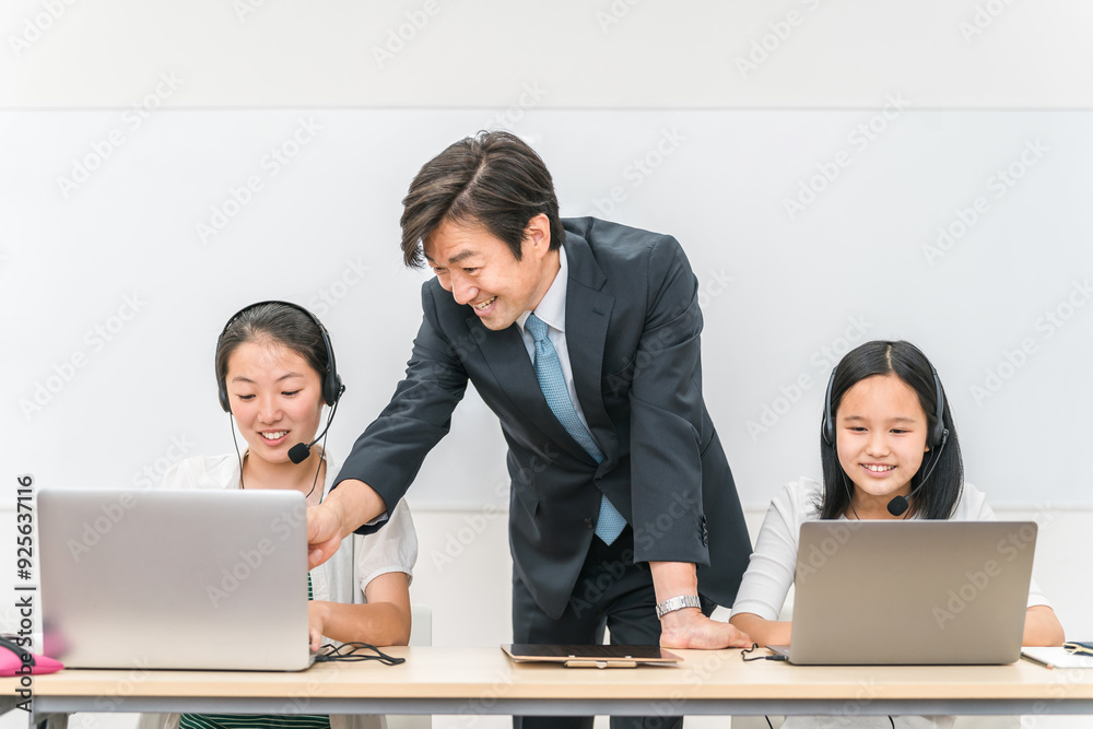 学校の授業・塾でで英会話のリスニング・ヒアリングレッスンをする先生・教師と子供(女の子・日本人)
学校の授業・塾でで英会話のリスニング・ヒアリングレッスンをする先生・教師と子供(女の子・日本人)