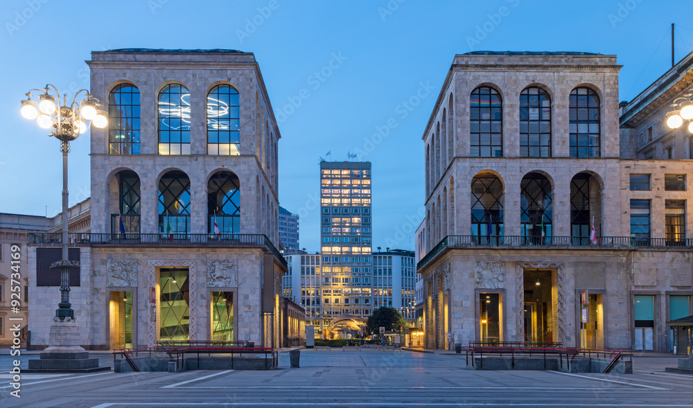 Fototapeta premium Milan - Palazzo dell Arengario - Museum of the Twentieth Century at night