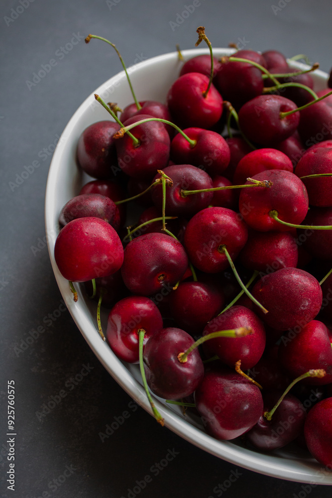 Les cerises rouges sucrées et délicieuses Les cerises rouges sucrées et délicieuses