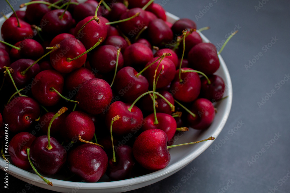 Les cerises rouges sucrées et délicieuses Les cerises rouges sucrées et délicieuses
