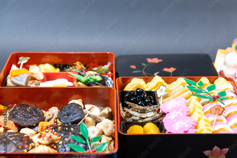 Fototapeta premium 三段重の重箱に盛り付けされたお節料理