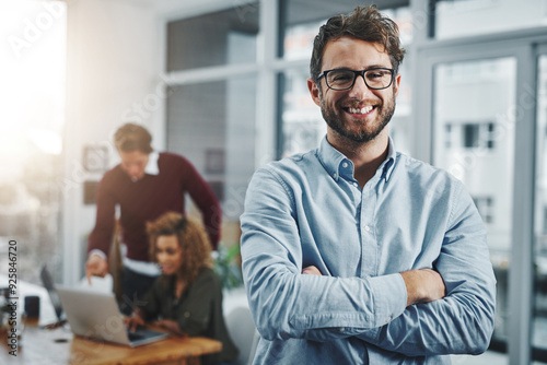 Foto Portrait, business and man with arms crossed, glasses and happiness with startup, smile or confidence