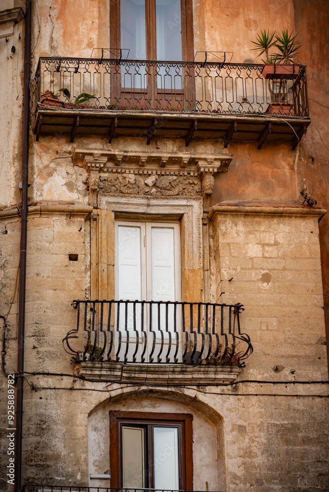 Fototapeta premium Cosenza - Callejón del centro histórico - Pueblo medieval italiano